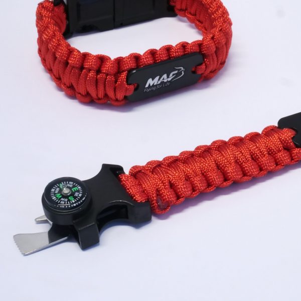 een survivalarmband met veel functies van Mission Aviation Fellowship