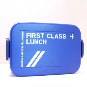 Mepal lunchbox van Mission Aviation Fellowship met passend pilotendesign.